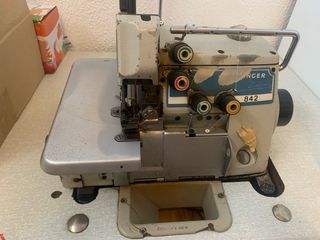 Remalladora / overlock industrial Singer 842