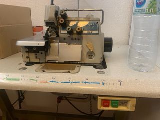 Remalladora / overlock industrial Singer 842