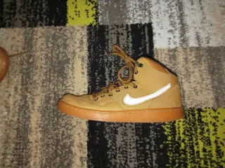 Zapatillas Nike Marrones y Negras