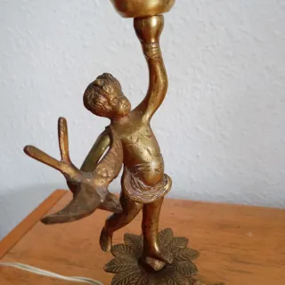 Lámpara de mesa antigua niño y pájaro