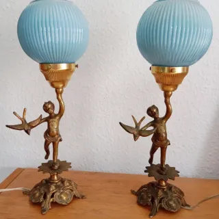 Lámpara de mesa antigua niño y pájaro