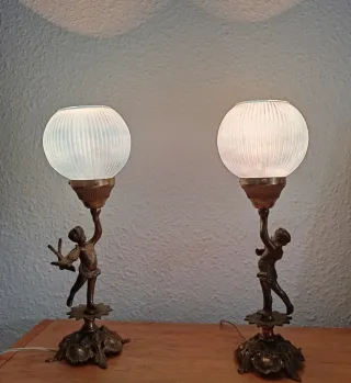 Lámpara de mesa antigua niño y pájaro