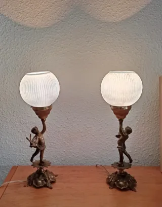 Lámpara de mesa antigua niño y pájaro