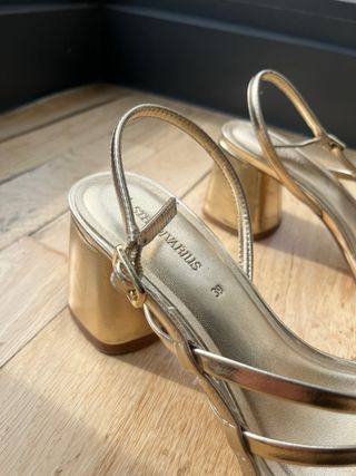 Sandalias doradas tacón bloque Stradivarius