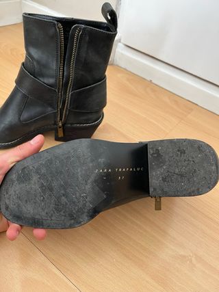 Botas Zara negras estilo motero con hebilla