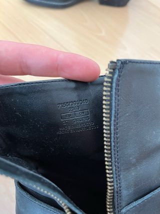 Botas Zara negras estilo motero con hebilla