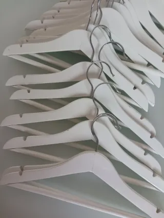 Perchas de madera blancas