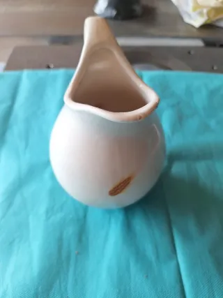 Brocca in ceramica bianca con decoro marrone