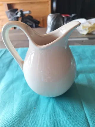 Brocca in ceramica bianca con decoro marrone