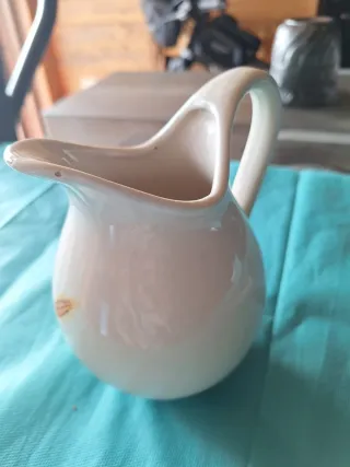 Brocca in ceramica bianca con decoro marrone