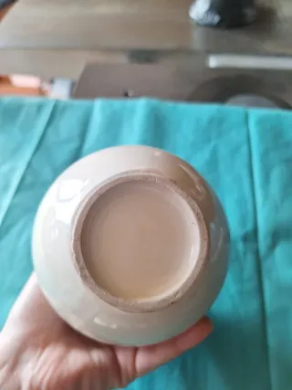 Brocca in ceramica bianca con decoro marrone