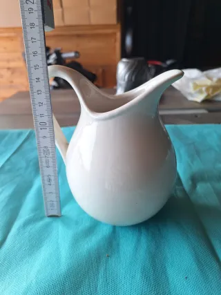 Brocca in ceramica bianca con decoro marrone