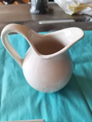 Brocca in ceramica bianca con decoro marrone