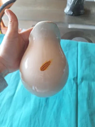 Brocca in ceramica bianca con decoro marrone