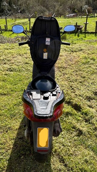 Piaggio 50cc Roja Scooter Automática