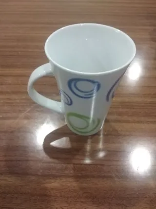Caneca alta em porcelana com design