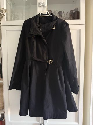 Abrigo gabardina NAF NAF negro con forro estampado