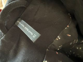 Abrigo gabardina NAF NAF negro con forro estampado