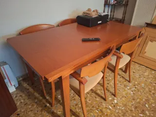 Mesa y 4 sillas comedor madera
