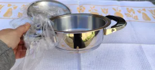 Olla AMC 16 cm, nueva en su caja.