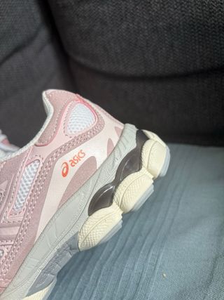Zapatillas ASICS rosas y blancas