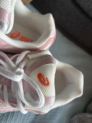 Zapatillas ASICS rosas y blancas