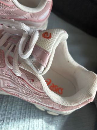 Zapatillas ASICS rosas y blancas