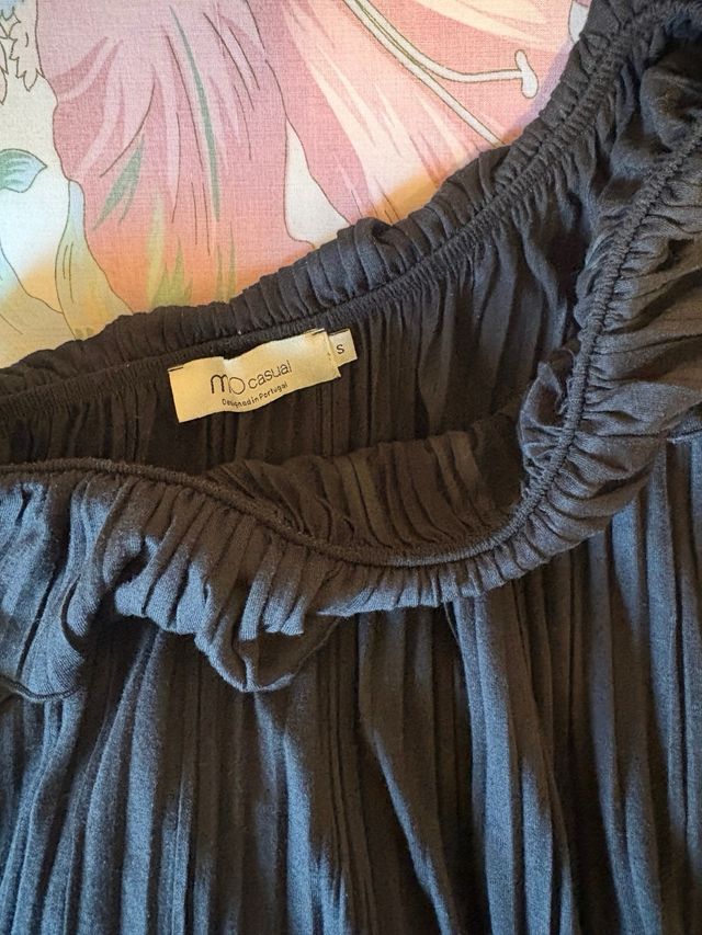 Top asimétrico negro con volantes