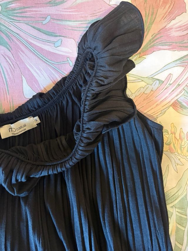 Top asimétrico negro con volantes