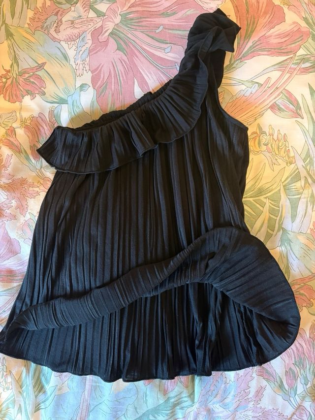 Top asimétrico negro con volantes