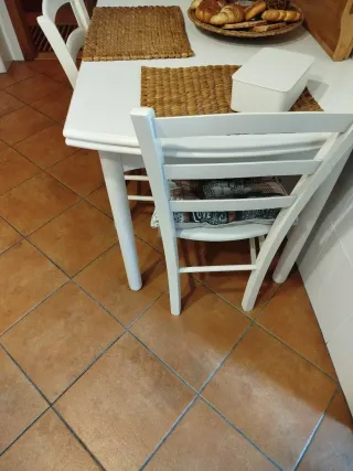 Mesa de cocina blanca y 2 sillas.