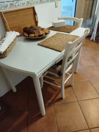 Mesa de cocina blanca y 2 sillas.