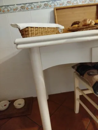 Mesa de cocina blanca y 2 sillas.