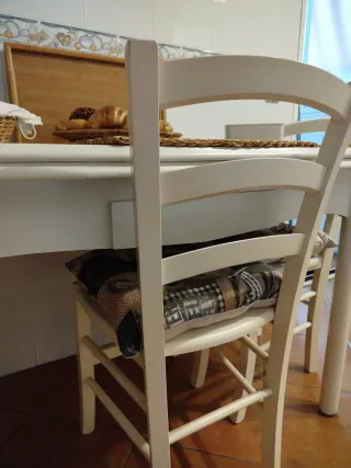 Mesa de cocina blanca y 2 sillas.
