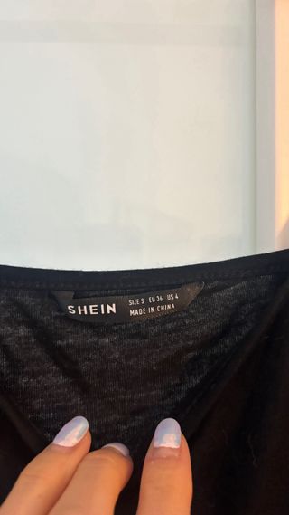 Camiseta negra mangas transparentes lunares