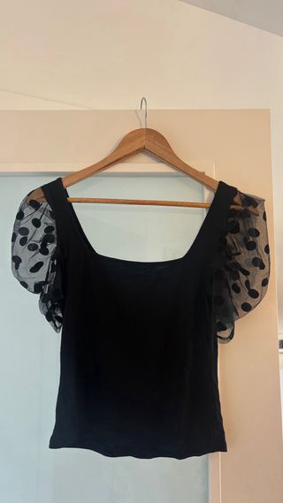 Camiseta negra mangas transparentes lunares