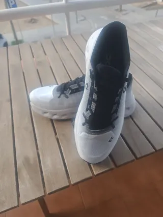 Zapatillas On Running grises y blancas