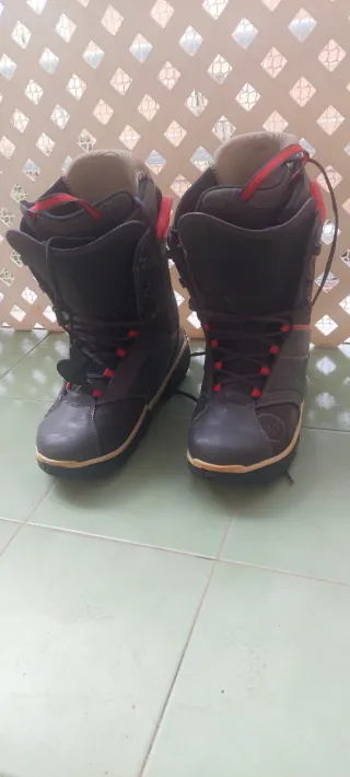 Tabla y botas de snowboard