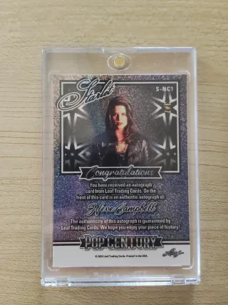 Neve Campbell y Denise Richards AUTO