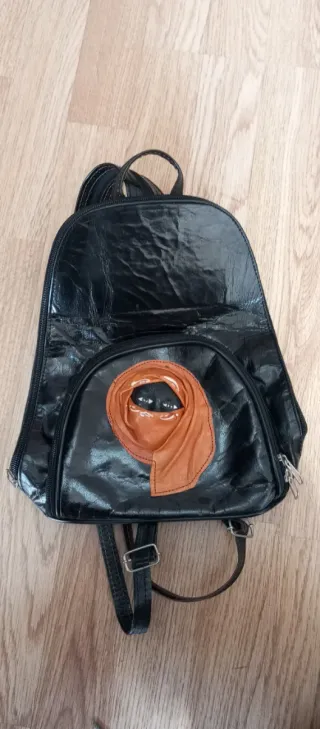 Bolso negro y marrón con diseño
