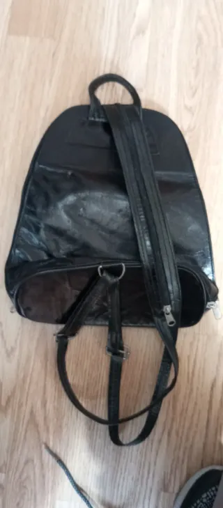 Bolso negro y marrón con diseño