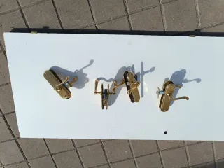 Pomos de puerta dorados