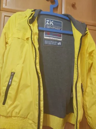 Chaqueta impermeable amarilla