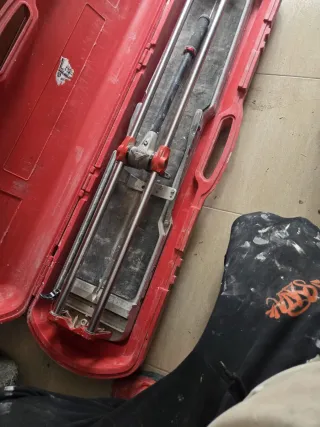 Cortadora de azulejos Rubi corta hasta