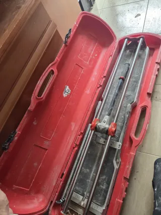 Cortadora de azulejos Rubi corta hasta