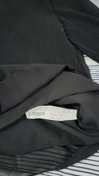 Blusa negra talla L plisada manga acampanada