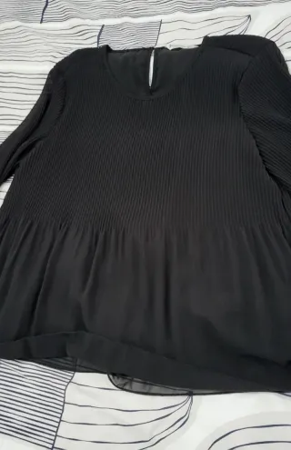 Blusa negra talla L plisada manga acampanada