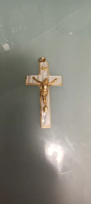Cruz de Cristo dorada y blanca