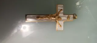 Cruz de Cristo dorada y blanca