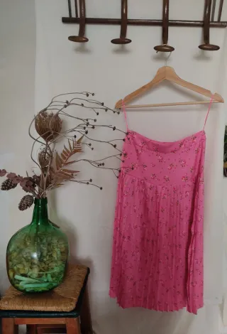 Falda rosa floral plisada